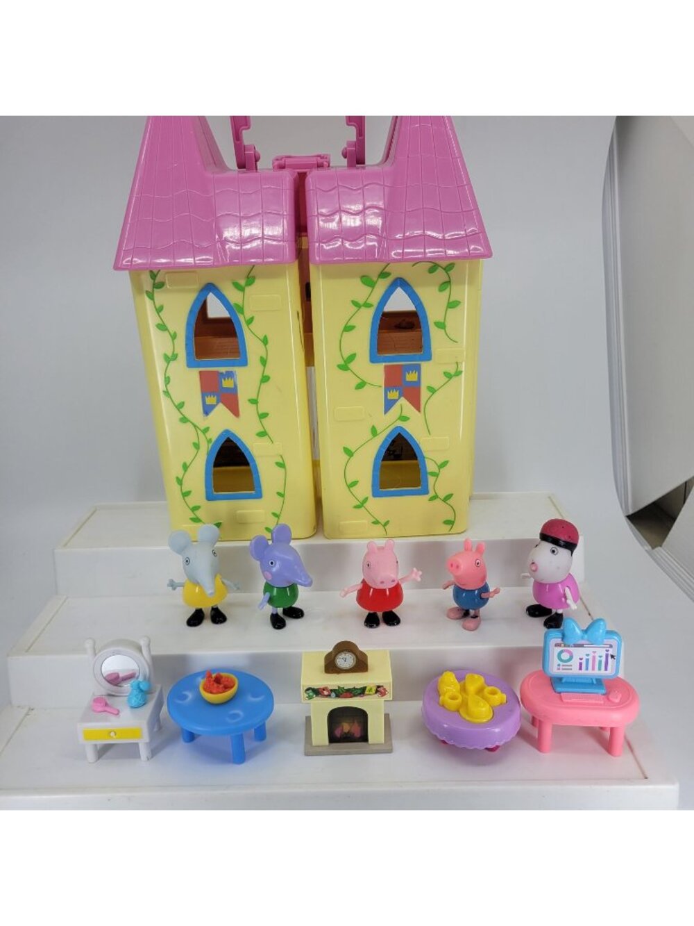 PEPPA PIG Playset Lot - Castle, 5 Figures, 5 Furniture Pieces